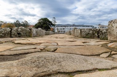 Baiona, İspanya - 05 Aralık 2022: İspanya 'nın Baiona kentindeki Nigran ve Baionan kasabalarını birbirine bağlayan Roma köprüsü