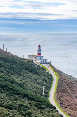 Baiona, İspanya - 05 Aralık 2022: Atlas Okyanusu 'ndaki deniz feneri Faro Silleiro, İspanya' nın Baiona kentindeki turistik bölge.