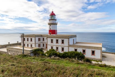 Baiona, İspanya - 05 Aralık 2022: Atlas Okyanusu 'ndaki deniz feneri Faro Silleiro, İspanya' nın Baiona kentindeki turistik bölge.