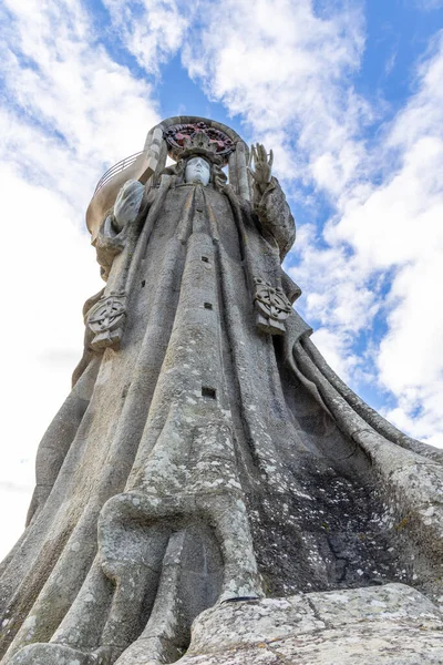 スペインのバイオナ 2022年12月5日 スペインのバイオナの町の近くの山の岩の聖母に捧げられた彫刻 — ストック写真