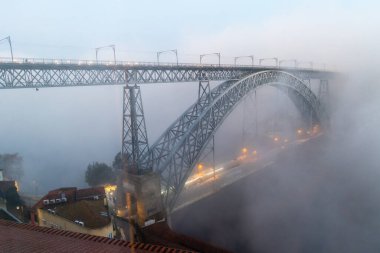 Porto, Portekiz - 07 Aralık 2022: Portekiz, Portekiz 'deki Don Luis Demir Köprüsü manzarası