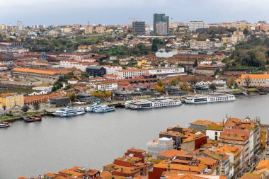 Portekiz 'in Porto şehrinin bir bölgesi, Douro nehrinin kıyısında, ribeira olarak bilinir.