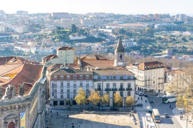 Porto, Portekiz - 07 Aralık 2022: Portekiz 'in Porto şehrinin tarihi merkezinin eşsiz binalarının detayları