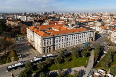 Porto, Portekiz - 07 Aralık 2022: Portekiz 'in Porto şehrinin tarihi merkezinin eşsiz binalarının detayları