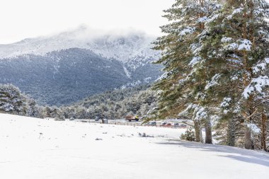 Guadarrama, Madrid 'deki Cotos limanında karlı dağlar