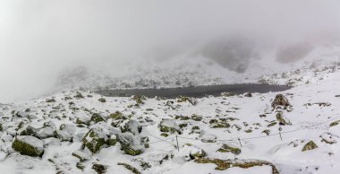 Madrid dağlarındaki Glacial Lagoon bölgesinin adı Laguna Grande de Penalara