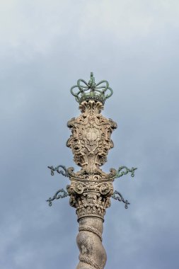 Porto, Portekiz - 07 Aralık 2022: Porto Katedrali cephesi ve ana girişin önündeki meydanın ayrıntıları, Portekiz 'in Porto kentinde fotoğraf çeken turistler