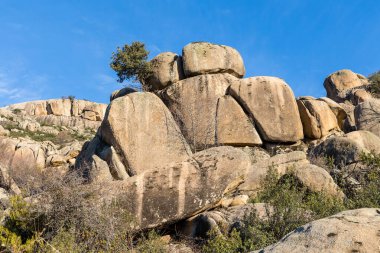 Sierra de Guadarrama, Madrid, İspanya 'da La Pedriza adı verilen granit kayalıklardan oluşan doğal park.