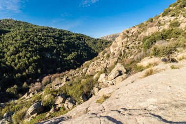 Sierra de Guadarrama, Madrid, İspanya 'da La Pedriza adı verilen granit kayalıklardan oluşan doğal park.