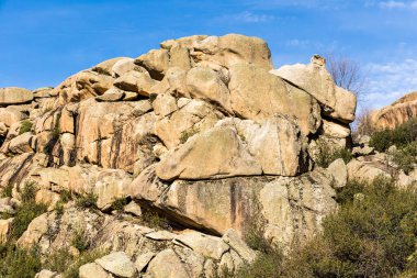 Sierra de Guadarrama, Madrid, İspanya 'da La Pedriza adı verilen granit kayalıklardan oluşan doğal park.
