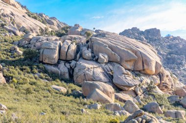 Sierra de Guadarrama, Madrid, İspanya 'da La Pedriza adı verilen granit kayalıklardan oluşan doğal park.