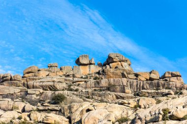 Sierra de Guadarrama, Madrid, İspanya 'da La Pedriza adı verilen granit kayalıklardan oluşan doğal park.