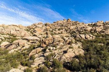 Sierra de Guadarrama, Madrid, İspanya 'da La Pedriza adı verilen granit kayalıklardan oluşan doğal park.