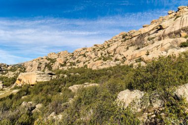 Sierra de Guadarrama, Madrid, İspanya 'da La Pedriza adı verilen granit kayalıklardan oluşan doğal park.