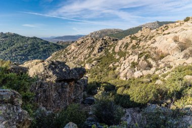 Sierra de Guadarrama, Madrid, İspanya 'da La Pedriza adı verilen granit kayalıklardan oluşan doğal park.