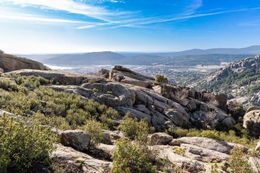 Sierra de Guadarrama, Madrid, İspanya 'da La Pedriza adı verilen granit kayalıklardan oluşan doğal park.