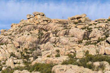 Sierra de Guadarrama, Madrid, İspanya 'da La Pedriza adı verilen granit kayalıklardan oluşan doğal park.