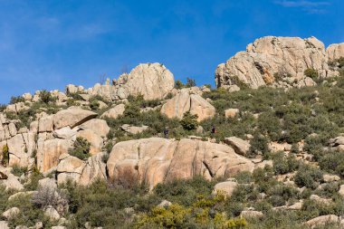 Sierra de Guadarrama, Madrid, İspanya 'da La Pedriza adı verilen granit kayalıklardan oluşan doğal park.
