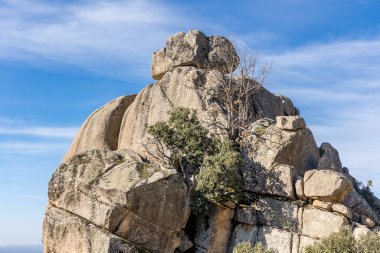 Sierra de Guadarrama, Madrid, İspanya 'da La Pedriza adı verilen granit kayalıklardan oluşan doğal park.