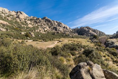 Sierra de Guadarrama, Madrid, İspanya 'da La Pedriza adı verilen granit kayalıklardan oluşan doğal park.
