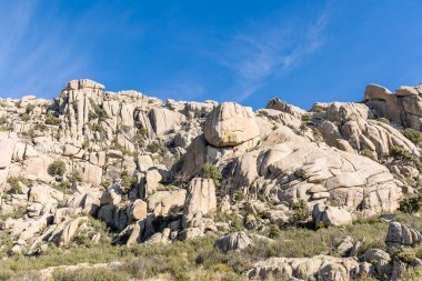 Sierra de Guadarrama, Madrid, İspanya 'da La Pedriza adı verilen granit kayalıklardan oluşan doğal park.