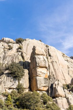 Sierra de Guadarrama, Madrid, İspanya 'da La Pedriza adı verilen granit kayalıklardan oluşan doğal park.