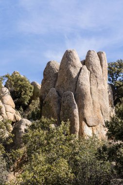 Sierra de Guadarrama, Madrid, İspanya 'da La Pedriza adı verilen granit kayalıklardan oluşan doğal park.