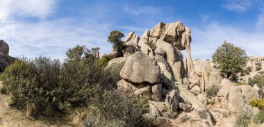 Sierra de Guadarrama, Madrid 'deki La Pedriza dağlarında granit tarafından oluşturulan küçük fil adı verilen kaya.