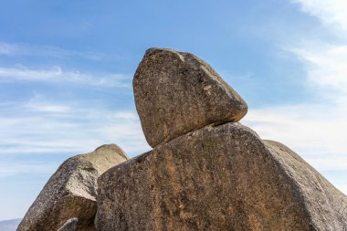 Sierra de Guadarrama, Madrid, İspanya 'da La Pedriza adı verilen granit kayalıklardan oluşan doğal park.