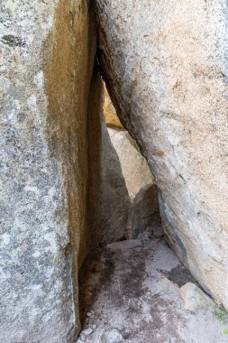 Sierra de Guadarrama, Madrid, İspanya 'da La Pedriza adı verilen granit kayalıklardan oluşan doğal park.