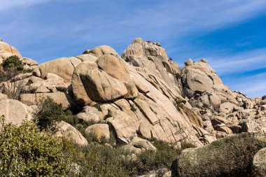 Sierra de Guadarrama, Madrid, İspanya 'da La Pedriza adı verilen granit kayalıklardan oluşan doğal park.