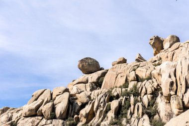 Sierra de Guadarrama, Madrid, İspanya 'da La Pedriza adı verilen granit kayalıklardan oluşan doğal park.
