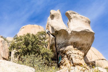 Sierra de Guadarrama, Madrid, İspanya 'da La Pedriza adı verilen granit kayalıklardan oluşan doğal park.