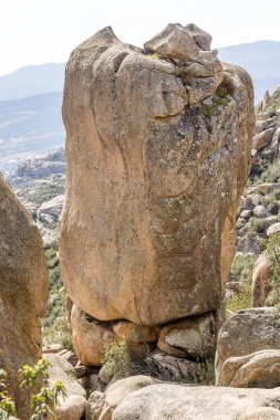 Sierra de Guadarrama, Madrid, İspanya 'da La Pedriza adı verilen granit kayalıklardan oluşan doğal park.