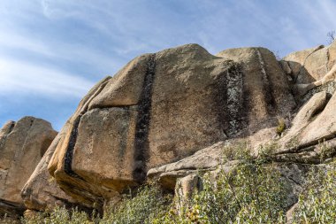 Sierra de Guadarrama, Madrid, İspanya 'da La Pedriza adı verilen granit kayalıklardan oluşan doğal park.