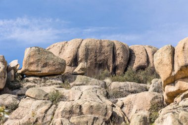 Sierra de Guadarrama, Madrid, İspanya 'da La Pedriza adı verilen granit kayalıklardan oluşan doğal park.