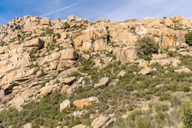 Sierra de Guadarrama, Madrid, İspanya 'da La Pedriza adı verilen granit kayalıklardan oluşan doğal park.