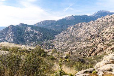 Sierra de Guadarrama, Madrid, İspanya 'da La Pedriza adı verilen granit kayalıklardan oluşan doğal park.