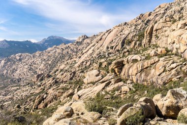 Sierra de Guadarrama, Madrid, İspanya 'da La Pedriza adı verilen granit kayalıklardan oluşan doğal park.