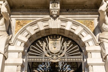 Porto, Portekiz - 07 Aralık 2022: Porto Belediye Binası cephesi, Portekiz 'in Porto kentindeki en turistik yerlerden biri.