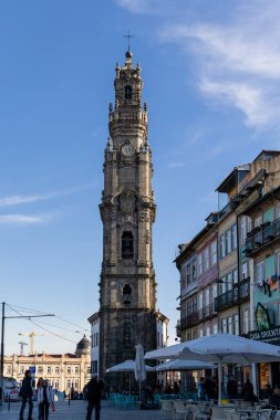 Porto, Portekiz - 07 Aralık 2022: Torre dos Clerigos Kilisesi Portekiz 'in Porto kentindeki en turistik yerlerden biri.