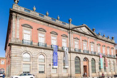 Porto, Portekiz - 07 Aralık 2022: Portekiz 'in Porto şehrinin tarihi merkezinin eşsiz binalarının detayları