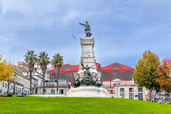 ポルトガルのポルト 2022年12月7日 ポルトガルのポルトの歴史的中心部にある記念彫刻 — ストック写真