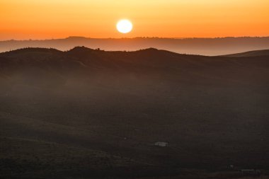 İspanya 'nın Toledo kentinde, Barrancas del burujon adı verilen sisle kaplı kil vadileri.