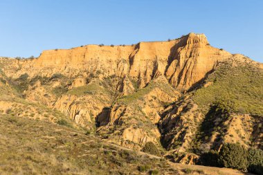İspanya 'nın Toledo kentinde, Barrancas del burujon adı verilen sisle kaplı kil vadileri.
