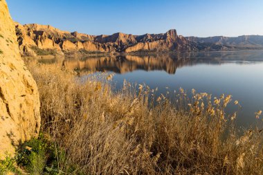 İspanya 'nın Toledo kentinde, Barrancas del burujon adı verilen sisle kaplı kil vadileri.