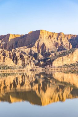 İspanya 'nın Toledo kentinde, Barrancas del burujon adı verilen sisle kaplı kil vadileri.