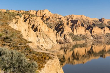 İspanya 'nın Toledo kentinde, Barrancas del burujon adı verilen sisle kaplı kil vadileri.