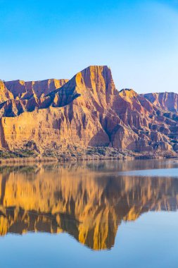 İspanya 'nın Toledo kentinde, Barrancas del burujon adı verilen sisle kaplı kil vadileri.