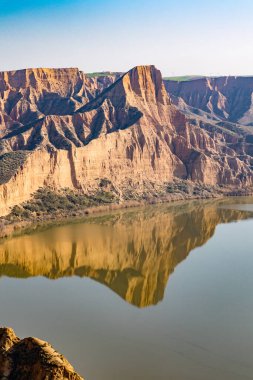 İspanya 'nın Toledo kentinde, Barrancas del burujon adı verilen sisle kaplı kil vadileri.